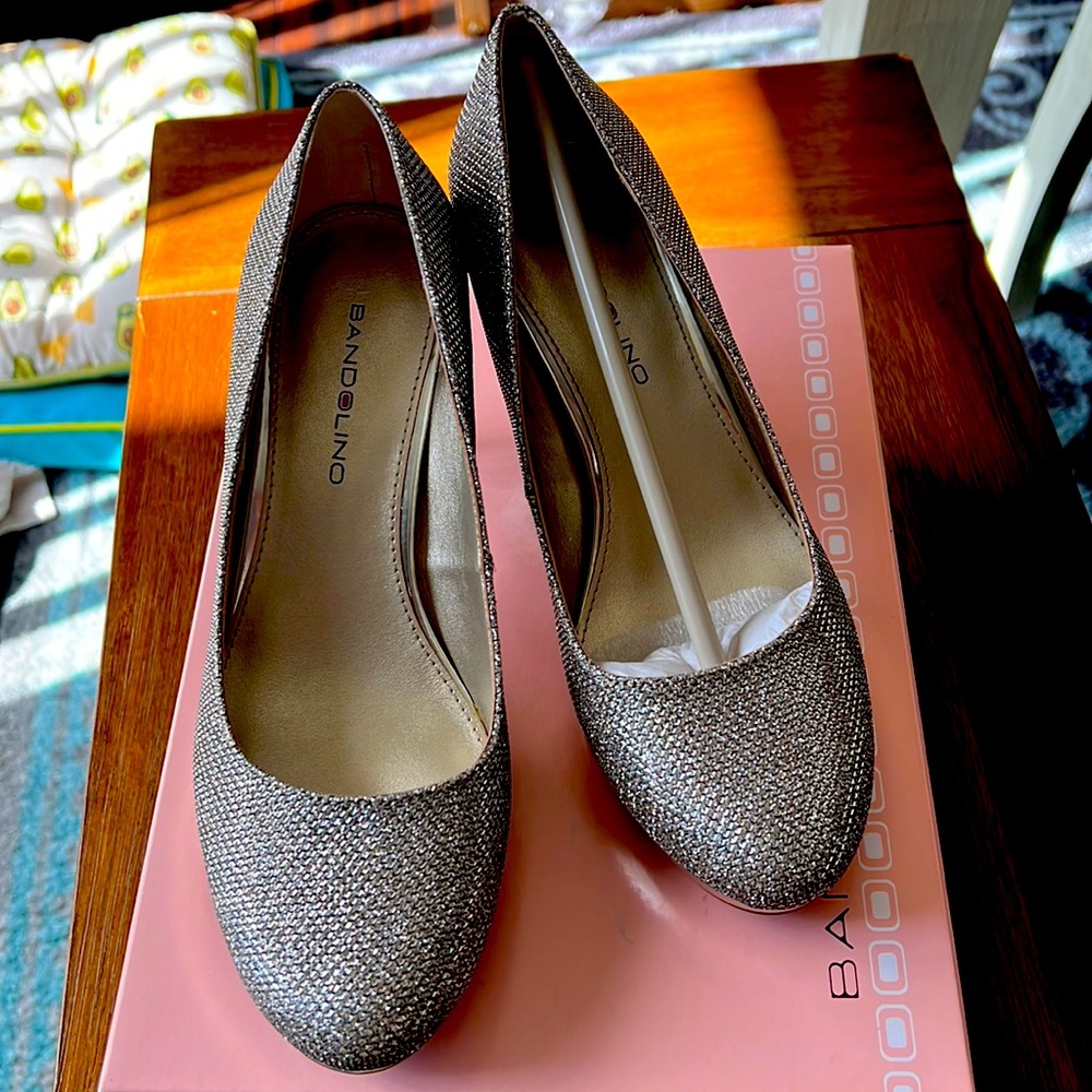 Bandolino Myone Gold Pumps - Size 6